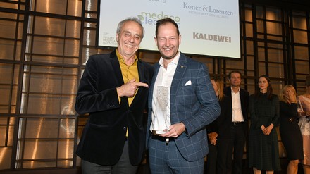Christian Rach (links) freut sich für Eike Karsten Gethmann (rechts), der mit dem Preis "101 Next Generation Hotelier des Jahres“ ausgezeichnet wurde. (Foto: © Sabine Brauer) Christian Rach und Eike Karsten Gethmann