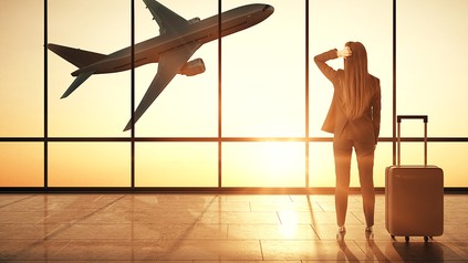 Eine Frau am Flughafenterminal