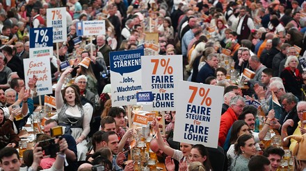 Mehr als 3.300 Gastwirte setzen sich beim Frühlingsfest in Stuttgart für eine dauerhaft gesenkte Mehrwertsteuer in der Gastronomie ein. (Foto: © picture alliance/dpa | Marijan Murat) 3.300 Gastwirte demonstrieren beim Frühlingsfest in Stuttgart für ein dauerhaft gesenkte Mehrwertsteuer.