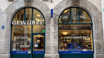 Für Alfons Schuhbecks Gewürzladen in München wurde ein Investor gefunden. (Foto: © picture alliance/dpa | Lennart Preiss) Alfons Schuhbecks Gewürzladen in München