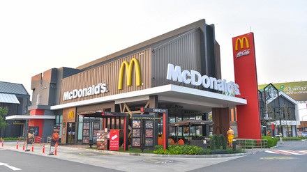 Die Systemgastronomie ist mit der Treiber für die Gastronomiebranche. (Foto: © Chatchai/stock.adobe.com) Ein McDonald’s-Restaurant