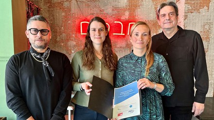 Präsentierten ihre Erkenntnisse darüber, wie sie in ihren Betrieben den Co2-Austoß verringern können (v. l. n. r.): James Ardinast, Inhaber der Bar Shuka, Gesina Schalenberg, Projektleiterin bei Lust auf besser leben, Lena Iyigün, Inhaberin des Glauburg Café, und Frank Winkler, Inhaber des Restaurants Lorsbacher Thal (Foto: © IGF) Präsentierten ihre Erkenntnisse darüber, wie sie in ihren Betrieben den Co2-Austoß verringern können (v. l. n. r.): James Ardinast, Inhaber der Bar Shuka, Gesina Schalenberg, Projektleiterin bei Lust auf besser leben, Lena Iyigün, Inhaberin des Glauburg Café, und Frank Winkler, Inhaber des Restaurants Lorsbacher Thal (Foto: © IGF)