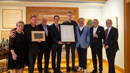 Von links nach rechts: Inge Louven (privates L’Art de Vivre Mitglied), Executive Chef Sebastian Zier (Einstein St.Gallen), Hans Stefan Steinheuer (Präsident L’Art de Vivre Residenzen), Michael Vogt (General Manager Einstein St.Gallen), Richard Schmidtkonz (Head Chef Einstein Gourmet), Hubert Obendorfer (Geschäftsführer L’Art de Vivre Residenzen), Hansruedi Bolli (Verwaltungsrat Einstein St.Gallen), Joachim Niermann (privates L’Art de Vivre Mitglied) (Foto: © Marzia Zanni – Einstein St.Gallen) Von links nach rechts: Inge Louven (privates L’Art de Vivre Mitglied), Executive Chef Sebastian Zier (Einstein St.Gallen), Hans Stefan Steinheuer (Präsident L’Art de Vivre Residenzen), Michael Vogt (General Manager Einstein St.Gallen), Richard Schmidtkonz (Head Chef Einstein Gourmet), Hubert Obendorfer (Geschäftsführer L’Art de Vivre Residenzen), Hansruedi Bolli (Verwaltungsrat Einstein St.Gallen), Joachim Niermann (privates L’Art de Vivre Mitglied) (Foto: © Marzia Zanni – Einstein St.Gallen)