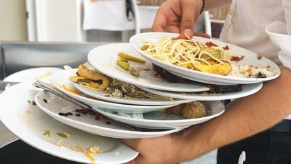 Teller mit übriggebliebenem Essen