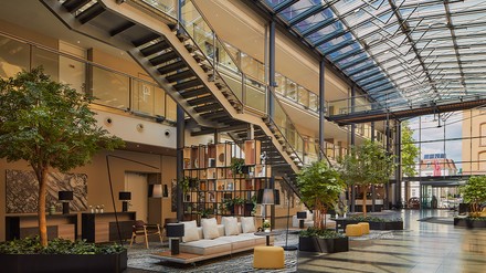 Unter einem großen Glasdach befindet sich das Glasdach des NH Collection Heidelberg. (Foto: © NH Collection) Atrium des NH Collection Heidelberg