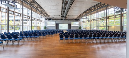 Die Stuhlreihen sind noch leer, aber die Vorbereitungen für die Versammlung und die Jubiläumsfeier sind in vollem Gange. (Foto: ©BDV ) Die Stuhlreihen sind noch leer, aber die Vorbereitungen für die Versammlung und die Jubiläumsfeier sind in vollem Gange.