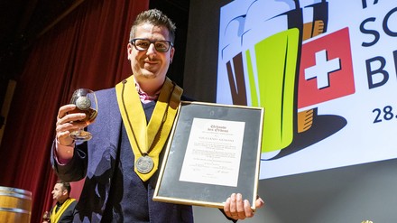Amtierender Weltmeister der Bier-Sommeliers Giuliano Genoni ausgezeichnet. (Foto: © Schweizer Brauerei Verband) Amtierender Weltmeister der Bier-Sommeliers Giuliano Genoni ausgezeichnet.