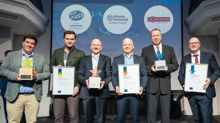 Die strahlenden Gewinner bei den Franchise Awards 2023: Dustin Andrews und Thomas Kiderlen (VOM FASS AG), Chris De Dauw und Ingo Gugisch (L’Osteria), Karsten Bucksch und Andreas Müller (Home Instead) (Foto: © Deutscher Franchiseverband e.V. / Stefan Zeitz) Die strahlenden Gewinner bei den Franchise Awards 2023