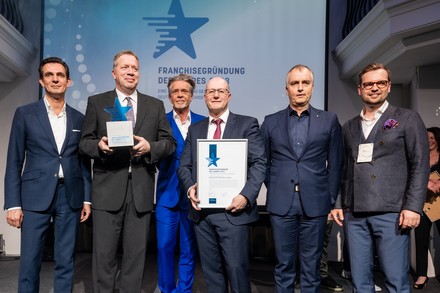 Franchisegründung des Jahres: Kai Enders (Präsident Franchiseverband), Karsten Bucksch (Home Instead Weimar/Jena), Dr. Hajo Schumacher, Andreas Müller (Home Instead), Jan Schmelzle (Franchiseverband)