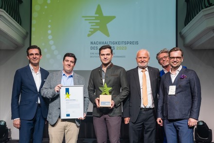 Nachhaltigkeitspreis des Deutschen Franchiseverbandes: Kai Enders (Präsident Franchiseverband), Dustin Andrews (VOM FASS AG), Thomas Kiderlen (VOM FASS AG), Wolfgang Becker (CRONBANK), Dr. Hajo Schumacher, Jan Schmelzle (Franchiseverband)