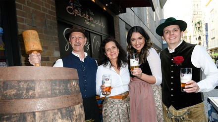 V. l. n. r.: Schank-Kellner, Arabella Schörghuber (Wirtin „Der Spöckmeier“, Wiesnwirtin Paulaner-Festzelt), Ramona Pongratz (Wirtin „Der Spöckmeier“), Alexander Pongratz (Wirt „Der Spöckmeier“) beim Grand Opening „Der Spöckmeier“ in München am 27.04.2023 (Foto: © BrauerPhotos / S.Brauer) V. l. n. r.: Schank-Kellner, Arabella Schörghuber (Wirtin „Der Spöckmeier“, Wiesnwirtin Paulaner-Festzelt), Ramona Pongratz (Wirtin „Der Spöckmeier“), Alexander Pongratz (Wirt „Der Spöckmeier“) beim Grand Opening „Der Spöckmeier“ in München am 27.04.2023 (Foto: © BrauerPhotos / S.Brauer)