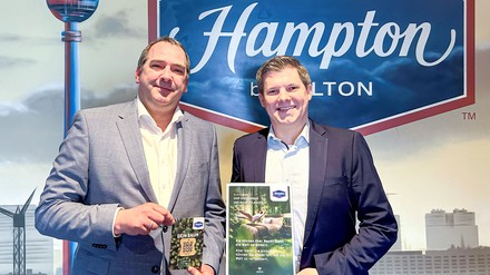 Projekt "DEIN BAUM: Dieter Esslinger, COO Primestar Group, und Ronald Giese, Director Franchise Operations verschenken den ersten Baum im Hampton by Hilton Berlin Alexanderplatz. (Foto: © Primestar Group) Projekt "DEIN BAUM: Dieter Esslinger, COO Primestar Group, und Ronald Giese, Director Franchise Operations verschenken den ersten Baum im Hampton by Hilton Berlin Alexanderplatz.