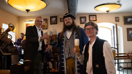 Weizenbieranstich zur Eröffnung mit Bierrufer Herr Göbel, Brauer Herr Jahn Watzdorfer und Dirk Ellinger, Geschäftsführer DEHOGA Thüringen. (Foto: © Jenny Habermann Watzdorfer Geleitschenke) Weizenbieranstich zur Eröffnung mit Bierrufer Herr Göbel, Brauer Jahn Watzdorfer und Dirk Ellinger, Geschäftsführer DEHOGA Thüringen.