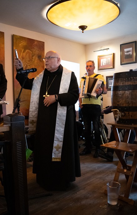 Der Pater segnet das Wirtshaus.