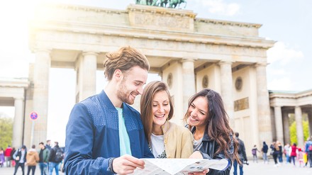 Im Mai 2022 war Berlin mit 6,4 Prozent aller Gäste das meistbesuchte Reiseziel in Deutschland. (Foto: © william87/stock.adobe.com) Touristen in Berlin vor dem Brandenburger Tor