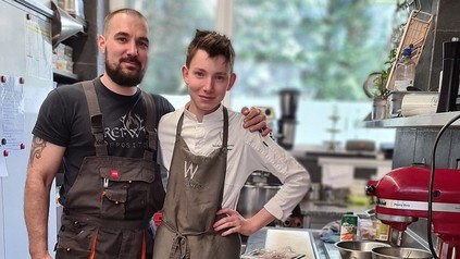 Jürgen Bayer (Sous Chef Hotel Zugspitze) schaut bei „seinem Azubi“ Samuel Dietsch in der Werdenfelserei vorbei.