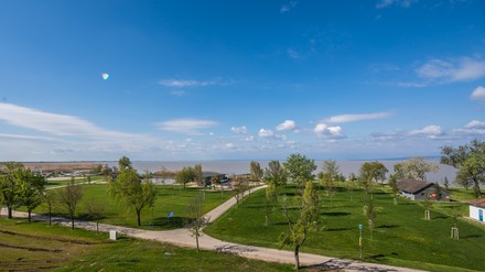 Die 360°-Rooftop-Terrasse ermöglicht eine beeindruckenden Panoramaausblick auf die Region. (Foto: © Christian Husar)