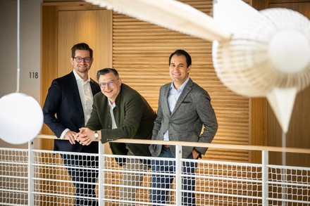 V.l.: die beiden Gesellschafter Stefan Bayer sowie Lucas-Maximilian Lammel und General Manager Alexander Youssef. (Foto: © Christian Husar)