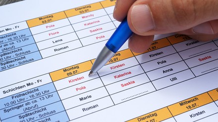 Die Arbeitszeit mit Zettel und Stift eintragen? Ob diese Praxis im Rahmen der neuen Regulierung noch rechtskonform ist, ist fraglich. (Foto: © cirquedesprit/stock.adobe.com) Arbeitszeiterfassung mit Zettel und Stift