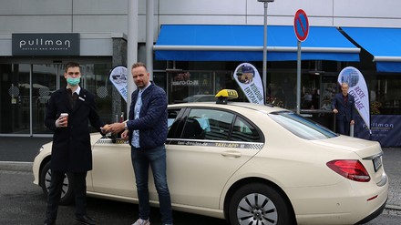 V.l.n.r. Florian May, Auszubildender Hotelfachmann und Alexander Noack, Chauffeur QQ Moves GmbH bei der Taxiaktion 2020. (Foto: © Pullman Dresden Newa) V.l.n.r. Florian May, Auszubildender Hotelfachmann und Alexander Noack, Chauffeur QQ Moves GmbH bei der Taxiaktion 2020.