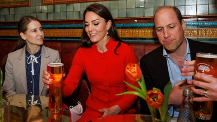 Prinzessin Kate und Prinz William genießen ihr Bier im Pub „Dog and Duck“. (Foto: © picture alliance / Photoshot | -) Prinzessin Kate und Prinz William im Pub „Dog and Duck“