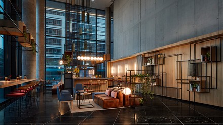 Weite, offene Flächen, große Fensterfronten und Kontraste aus Farben und Materialien sowie Industrial-Akzente machen die Inneneinrichtung des NH Collection Frankfurt Spin Tower aus. (Foto: © NH Collection) Lobby-Bar im NH Collection Frankfurt Spin Tower