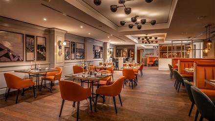 Dunkle Holztische und rost-orangene Lederbänke zieren den Gastraum des neuen Restaurants Cast Iron Grill. (Foto: © Kilian Blees) Gastraum des neuen Restaurants Cast Iron Grill