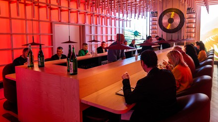 Seit sechs Monaten begeistert das Eatrenalin nun bereits seine Gäste. (Foto: © Europa-Park) Gäste im Umami-Raum des Eatrenalin