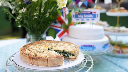Ist sie eine Quiche oder nicht: Viel Wirbel um die „Coronation Quiche“. (Foto: © picture alliance / empics | James Manning) Ist sie eine Quiche oder nicht: Viel Wirbel um die „Coronation Quiche“.