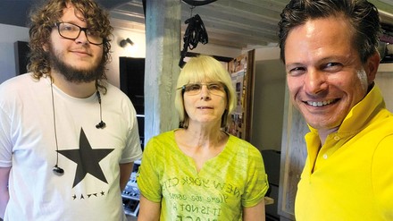 Koncept Hotels: Hotel-Hörspiel – v. l.: Nils Lowag (Produzent Hörspiele), Sabine Kalinowski (Hausdame im KONCEPT HOTEL Zum KOSTBAREN BLUT in Köln) und Martin Stockburger (Geschäftsführer Koncept Hotels). (Foto: ©KONCEPT HOTELS) Koncept Hotels: Hotel-Hörspiel – v. l.: Nils Lowag (Produzent Hörspiele), Sabine Kalinowski (Hausdame im KONCEPT HOTEL Zum KOSTBAREN BLUT in Köln) und Martin Stockburger (Geschäftsführer Koncept Hotels).