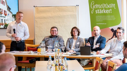 Daniel Reuner, 1.Vorstand des Flair Hotels e.V. eröffnet die Frühjahrstagung.  (Foto: © Flair Hotels e.V.)