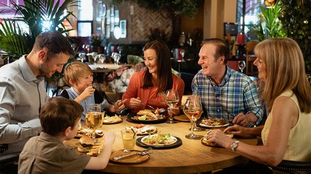 Der Muttertag ist eine tolle Gelegenheit, um ganze Familien für ein Restaurant zu begeistern. (Foto: © dglimages/stock.adobe.com) Familie im Restaurant