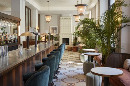 Die zentrale, umlaufende Bar führt zum Wintergarten.