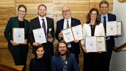 Die Gewinner und Gewinnerinnen des Ringhotels „Goldener Kompass 2023“ (v.l.n.r.): Nele Landschof – Ringhotel Sellhorn, Jan-Henrik Hertzsch – Ringhotel Alstadt Güstrow, Bernd Kanzow – Präsident Ringhotels / Ringhotel Schorfheide, Frauke Köhler – Ringhotel Köhlers Forsthaus, Volker Dürr – Ringhotel Hohenlohe, Petra Weindl – Geschäftsführerin Ringhotels, Gerhard Nölly – Ringhotel Gasthof Hasen (Foto: © Ringhotels) Die Gewinner und Gewinnerinnen des Ringhotels „Goldener Kompass 2023“ (v.l.n.r.): Nele Landschof – Ringhotel Sellhorn, Jan-Henrik Hertzsch – Ringhotel Alstadt Güstrow, Bernd Kanzow – Präsident Ringhotels / Ringhotel Schorfheide, Frauke Köhler – Ringhotel Köhlers Forsthaus, Volker Dürr – Ringhotel Hohenlohe, Petra Weindl – Geschäftsführerin Ringhotels, Gerhard Nölly – Ringhotel Gasthof Hasen