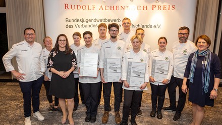 Die Finalist:innen des Rudolf Achenbach Preis 2023 mit Hans-Peter und Katrin Achenbach (links), Daniel Schade (2. von rechts) und Sandra Moos-Achenbach. (Foto: © VKD/Ingo Hilger) Die Finalisten des Rudolf Achenbach Preis 2023 mit Hans-Peter und Katrin Achenbach (links), Daniel Schade (2. von rechts) und Sandra Moos-Achenbach.