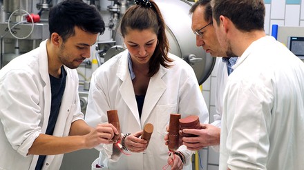Mundgefühl wie das Original: Junge Forscher und Studenten möchten vegane Ersatz-Produkte verbessern. (Foto: © Universität Hohenheim / Corinna Schmid) Junge Forscher und Studenten begutachten den neuartigen veganen Schinken
