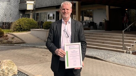 Michael Naber, Hoteldirektor des Ahorn Harz Hotel Braunlage präsentiert voller Stolz das Zertifikat. (Foto: © Ahorn Hotels & Resorts) Michael Naber, Hoteldirektor des Ahorn Harz Hotel Braunlage präsentiert voller Stolz das Zertifikat. (Foto: © Ahorn Hotels & Resorts)