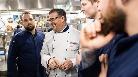 Im Rahmen einer Betriebsbegleitung nehmen die Küchentechnik-Profis von Rational alle Prozesse vor Ort unter Augenschein und analysieren sie. (Foto: © Rational) Betriebsanalyse von Rational Experten