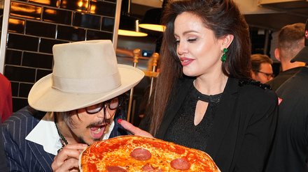 Die Doubles von Angelina Jolie und Johnny Depp haben mächtig Spaß. (Foto: © FR L’Osteria SE / API) Angelina Jolie und Johnny Depp haben mächtig Spaß.