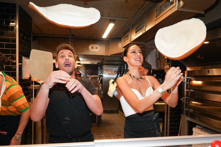 (Schauspieler und Sänger Mark Keller und Model und Moderatorin Rebecca Mir ließen die Pizzateige fliegen wie echte L’Osteria Pizzaiolos. (Foto: © FR L'Osteria SE / API)