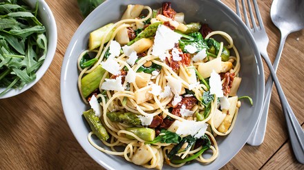 Wie wäre es mit einem sommerlich leichten Pasta-Gericht mit Spargel und getrockneter Tomate? (Foto: © apetito catering ) Wie wäre es mit einem sommerlich leichten Pasta-Gericht mit Spargel und getrockneter Tomate?