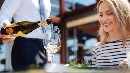 Die Gastronomie in Bayern erholt sich. (Foto: © Viacheslav Yakobchuk/stock.adobe.com) Die Gastronomie in Bayern erholt sich.