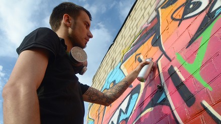 Manche finden es schön, für andere ist es ein Dorn im Auge. Aber was tun, wenn die Fassade das Ziel von Sprayern wird? (Foto: © mehaniq41/stock.adobe.com) Manche finden es schön, für andere ist es ein Dorn im Auge. Aber was tun, wenn die Fassade das Ziel von Sprayern wird?
