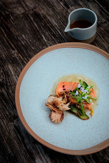 Zwischengang: gebrannter Lax | Rauchfisch | Pilz | Haskap von Jason Grom und Diana Burkel (Foto: © Jeunes Restaurateurs)