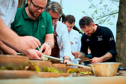 Die hoch konzentrierten Köche bei der Arbeit. (Foto: © Jeunes Restaurateurs)