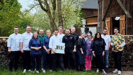 Die Teilnehmenden und Organisator*innen des JRE Genusslabors 2.0 (v.l.n.r.): Sebastian Metzdorf, Tobias Bätz, Clarissa Städele, JRE Präsident Oliver Röder, Anja Kirchpfening, Maurizio Oster, Harald Rüssel, Alexander Wulf, Jason Grom, Diana Burkel, Graciela Cucchiara, Victoria Fonseka, JRE Vizepräsident Andreas Widman, Robert Brosowski „CrispyRob“(Foto: © Jeunes Restaurateurs) Die Teilnehmenden und Organisator*innen des JRE Genusslabors 2.0 (v.l.n.r.): Sebastian Metzdorf, Tobias Bätz, Clarissa Städele, JRE Präsident Oliver Röder, Anja Kirchpfening, Maurizio Oster, Harald Rüssel, Alexander Wulf, Jason Grom, Diana Burkel, Graciela Cucchiara, Victoria Fonseka, JRE Vizepräsident Andreas Widman, Robert Brosowski „CrispyRob“