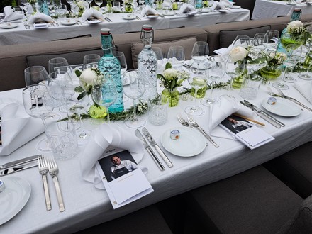 Tischdekoration bei Johann Lafers Gartenparty