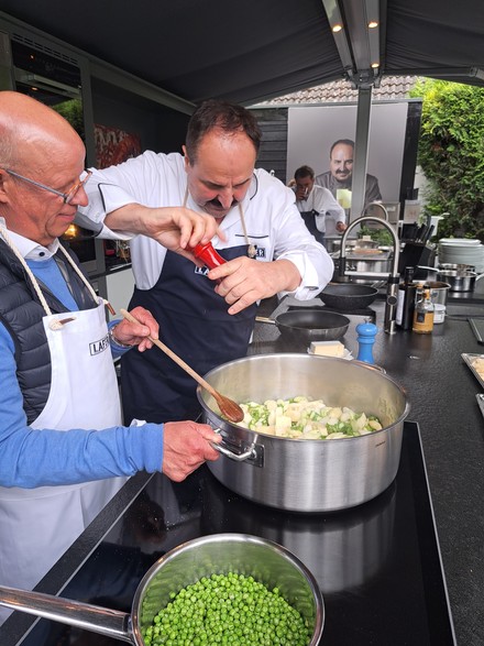 Johann Lafer beim Würzen