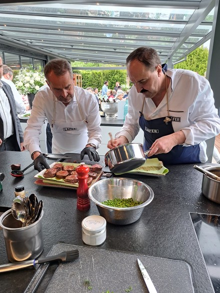Auch die Gäste durften beim Kochen und Anrichten des Vier-Gänge-Menüs mithelfen. (Foto: © HOGAPAGE/Sarah Kleinen)