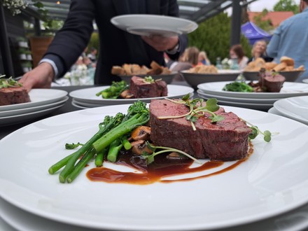 Rinderfilet mit Bergpfefferjus und gebratenen Waldpilze sowie wildem Brokkoli